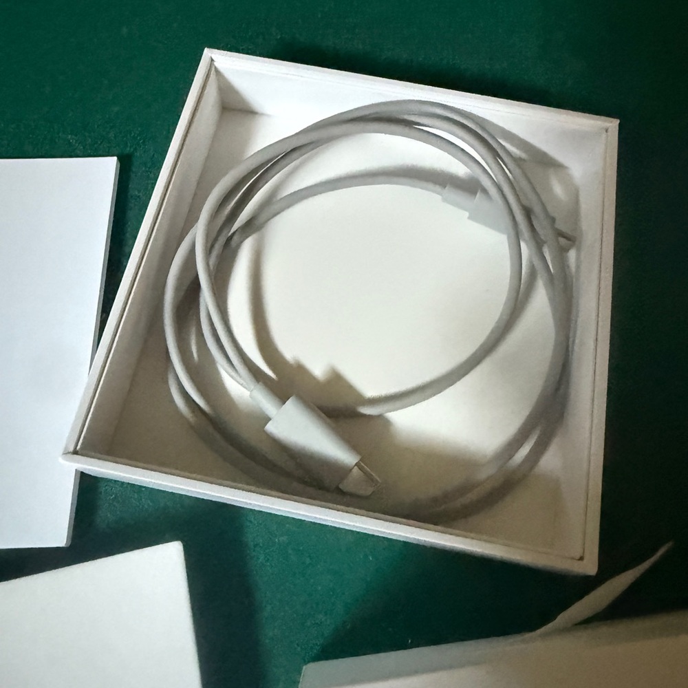 Oura Ring 4 Smart Ring Activity Tracker, in sliver color,in the box never use - Picture 8 of 9